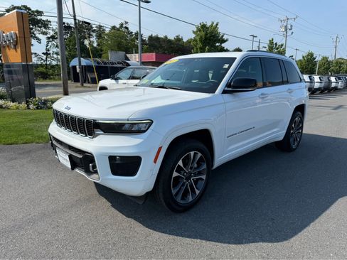 Used 2022 Jeep Grand Cherokee Overland w/ Luxury Tech Group IV AWD/4WD image 4