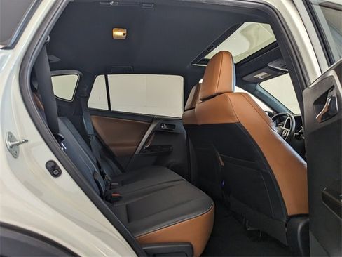 Used 2018 Toyota RAV4 SE image 17