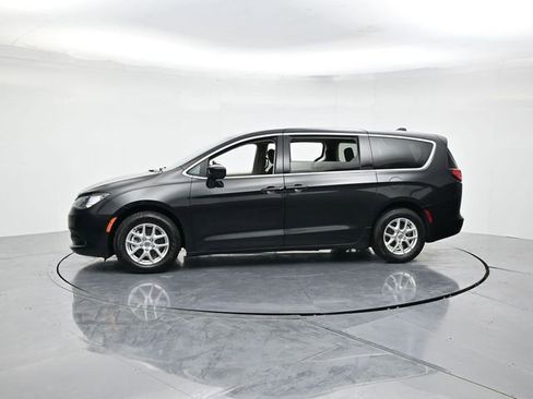 Used 2022 Chrysler Voyager LX image 6