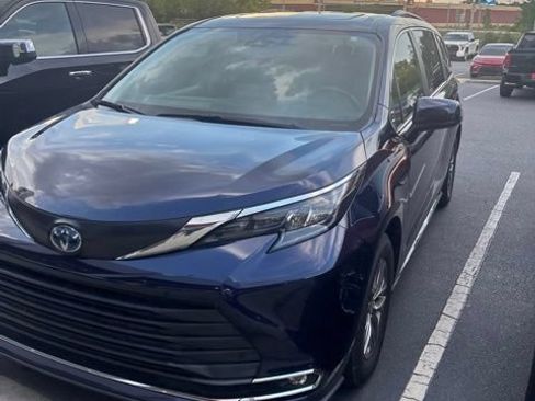 Used 2024 Toyota Sienna XLE FWD image 2