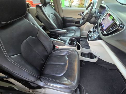 Certified 2022 Chrysler Pacifica Touring-L FWD image 21