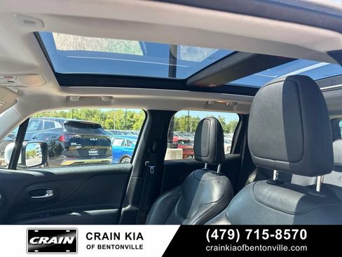 Used 2018 Jeep Renegade Limited w/ UConnect 8.4 Nav Group AWD/4WD image 14
