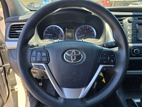 Used 2018 Toyota Highlander LE FWD image 14