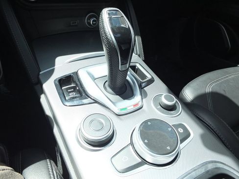 Used 2023 Alfa Romeo Stelvio Veloce AWD/4WD image 32