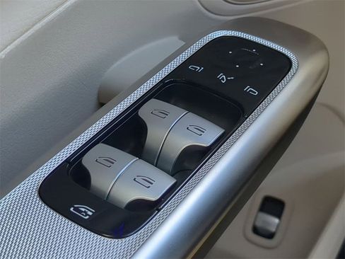 Used 2024 Mercedes-Benz GLC 300 4MATIC image 25