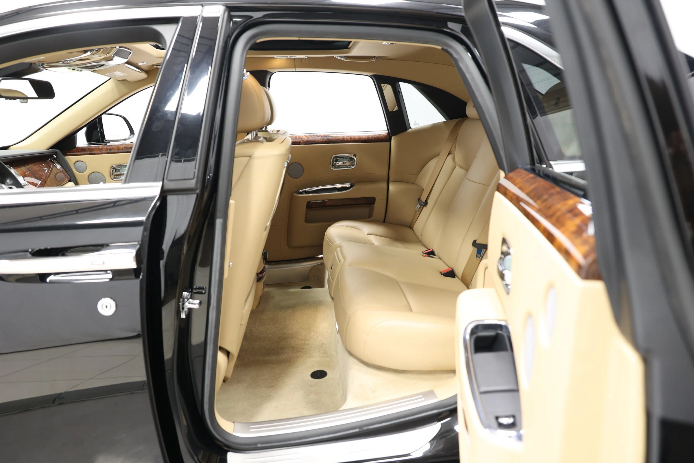 Used 2015 Rolls-Royce Ghost RWD image 54