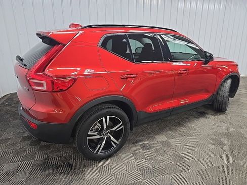 Used 2024 Volvo XC40 B5 Core image 3