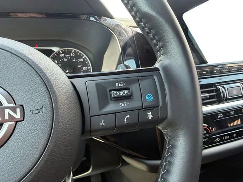 Used 2025 Nissan Pathfinder SL w/ Black Appearance Package AWD/4WD image 17