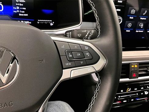 Used 2025 Volkswagen Taos SE w/ Panoramic Sunroof Package image 26