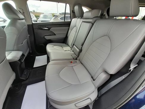 Used 2021 Toyota Highlander XLE AWD/4WD image 40
