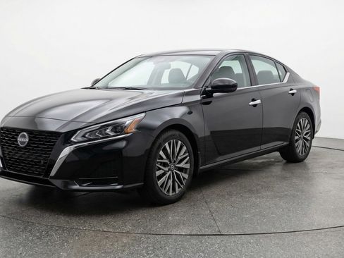 Used 2025 Nissan Altima 2.5 SV FWD image 3