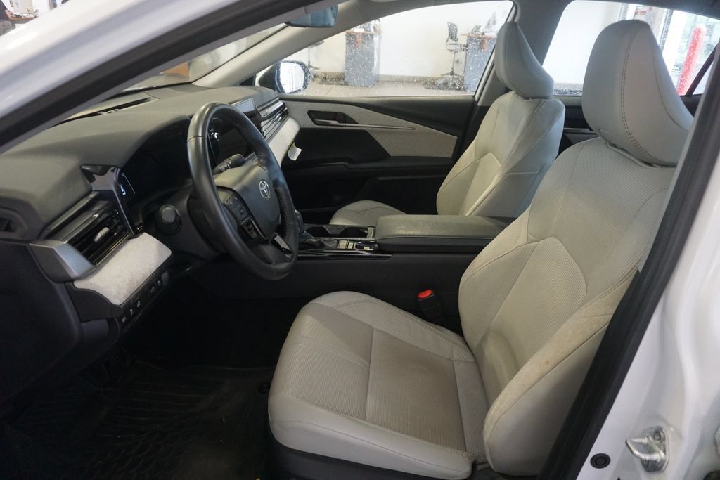 Used 2025 Toyota Camry XLE AWD/4WD image 18