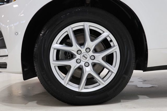 Used 2018 Volvo XC60 T5 Momentum w/ Vision Package AWD/4WD image 7