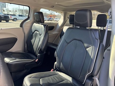 Used 2023 Chrysler Pacifica Limited FWD image 16