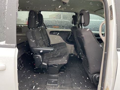 Used 2018 Dodge Grand Caravan SE image 3