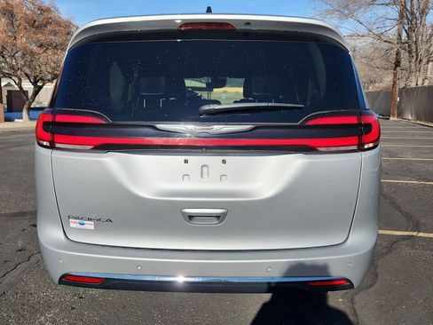 Used 2024 Chrysler Pacifica Touring-L image 11