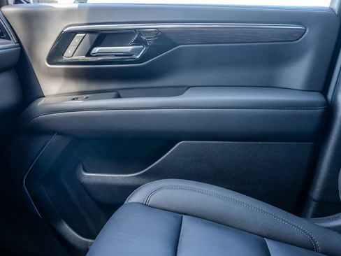 Used 2025 Chevrolet Suburban Z71 image 13