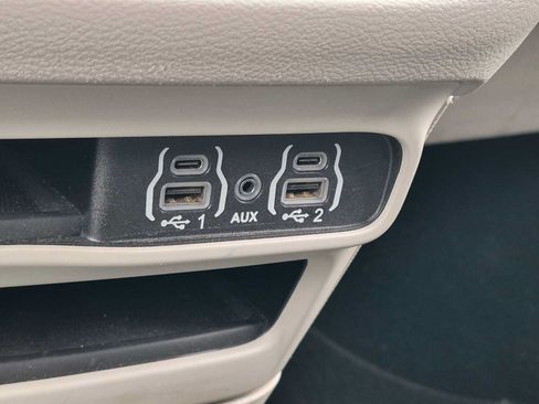 Used 2023 Chrysler Pacifica Touring-L FWD image 27