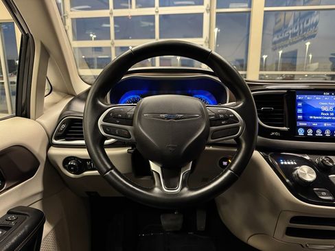 Used 2017 Chrysler Pacifica Touring-L w/ Tire & Wheel Group image 33