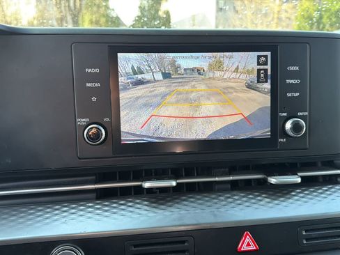 Used 2022 Kia Carnival LX image 15