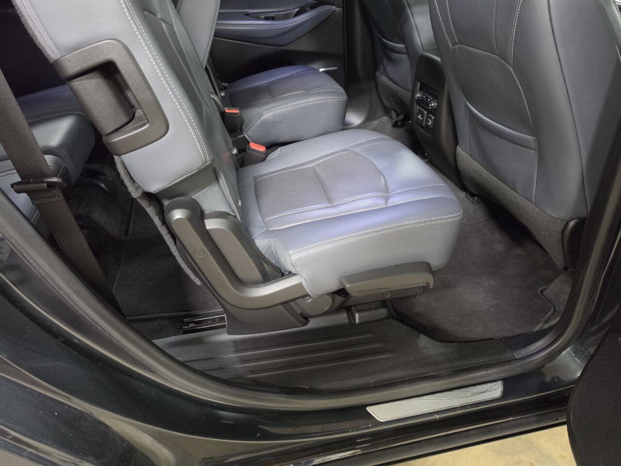 Used 2018 Buick Enclave Essence AWD/4WD image 16