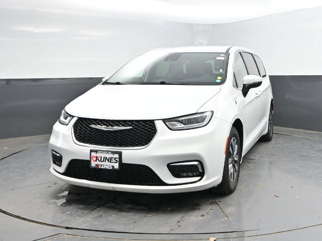 Used 2023 Chrysler Pacifica Touring-L FWD image 3