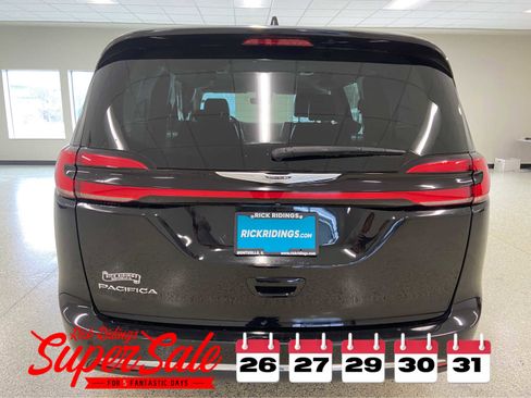 Used 2024 Chrysler Pacifica Touring-L image 6