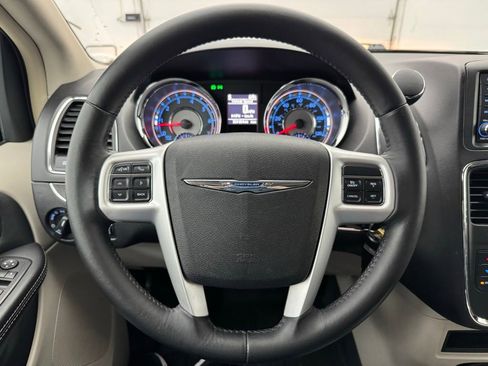 Used 2014 Chrysler Town & Country Touring image 19