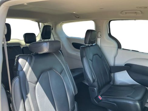 Used 2024 Chrysler Pacifica Touring-L FWD image 20