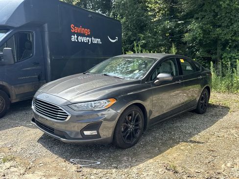 Used 2019 Ford Fusion SE w/ Equipment Group 151A FWD image 3