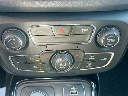 Used 2021 Jeep Compass Latitude w/ Sun and Sound Group AWD/4WD image 16
