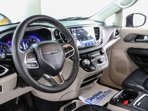 Used 2023 Chrysler Pacifica Touring-L FWD image 22