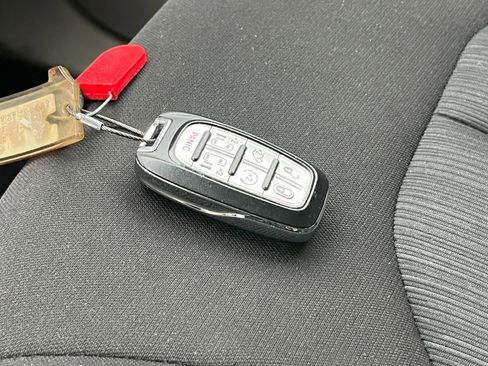 Used 2023 Chrysler Voyager LX image 21