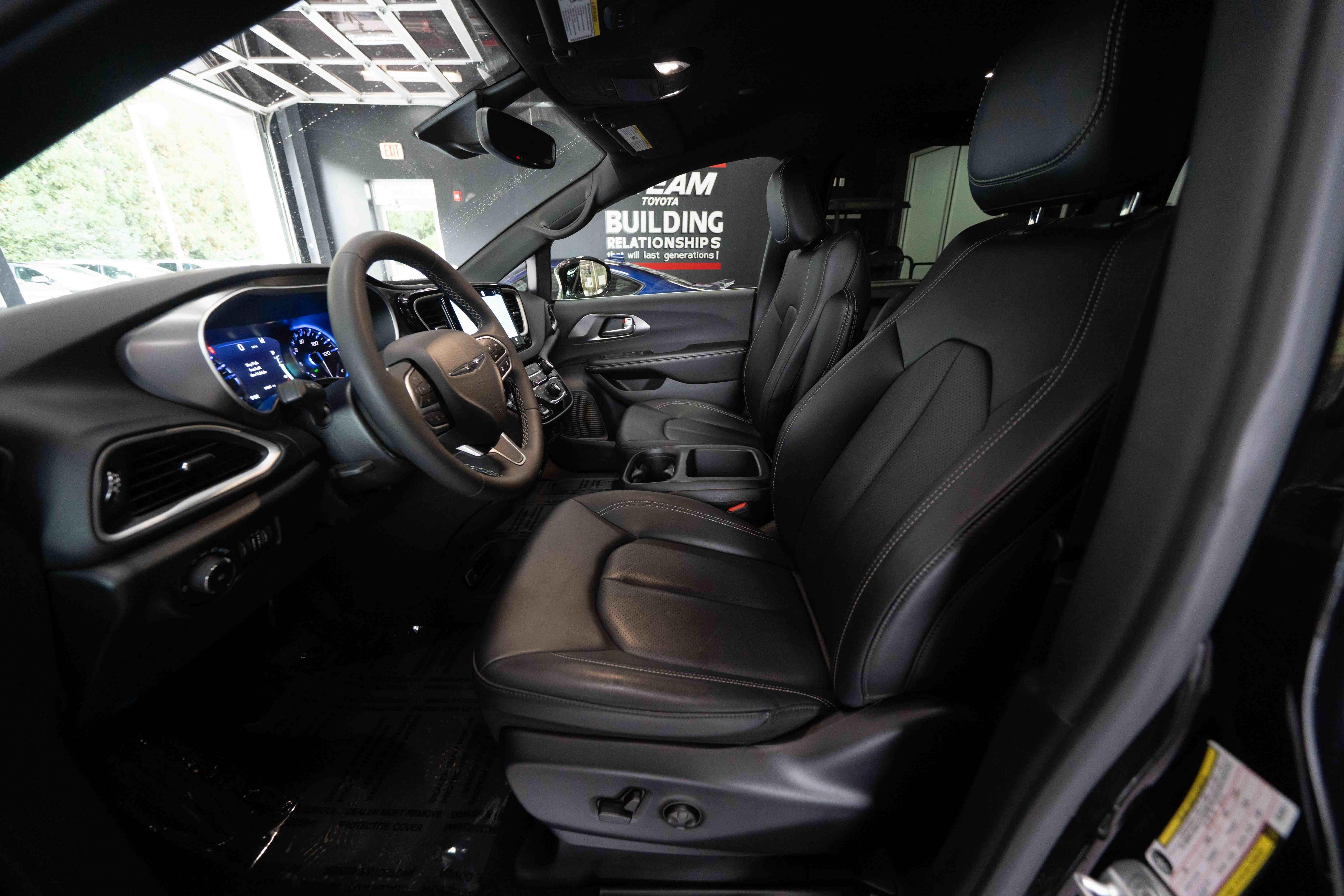 Used 2026 Chrysler Pacifica Select FWD image 9