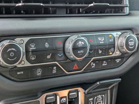 Used 2024 Jeep Wrangler Unlimited Rubicon AWD/4WD image 10