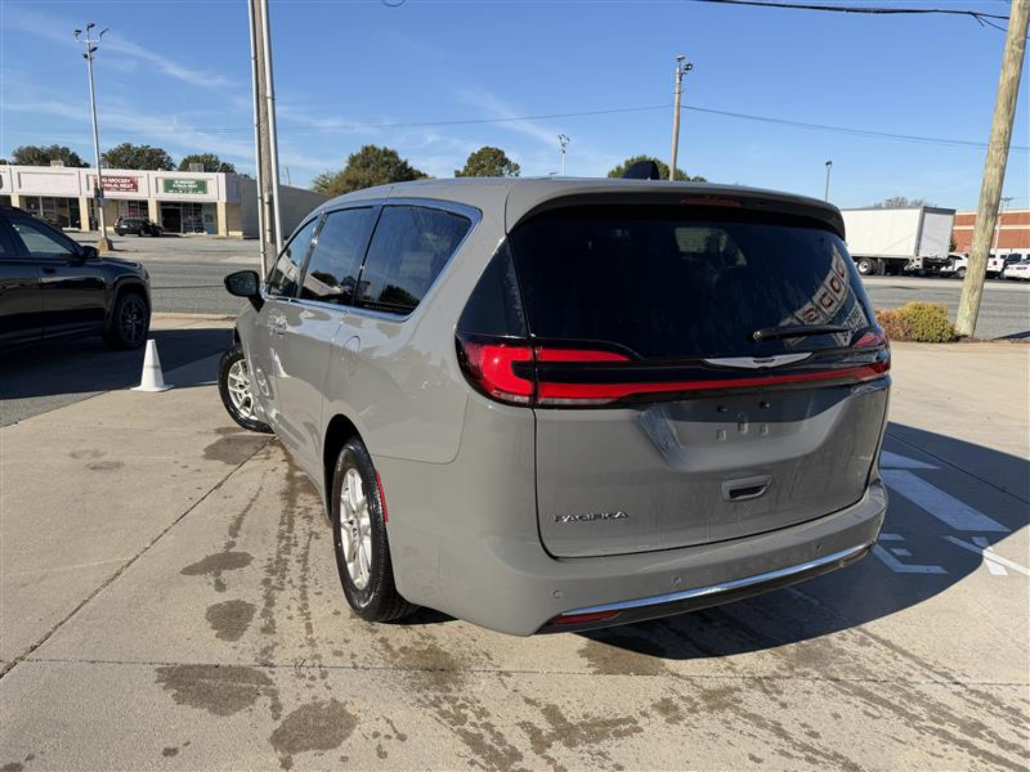 Certified 2025 Chrysler Pacifica Select FWD image 2