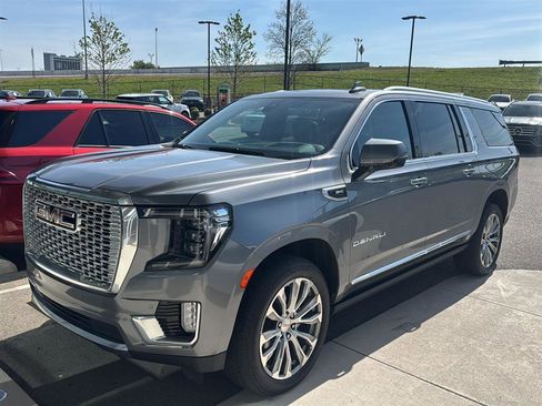 Used 2021 GMC Yukon XL Denali w/ Denali Premium Package image 5