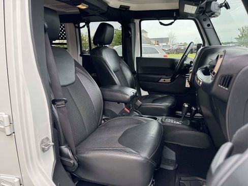 Used 2016 Jeep Wrangler Unlimited Sahara image 12