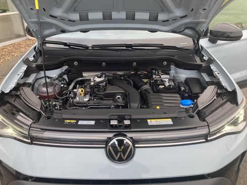 Certified 2025 Volkswagen Taos SE image 13