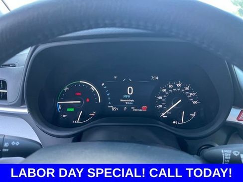 Used 2025 Toyota Sienna XLE FWD image 20