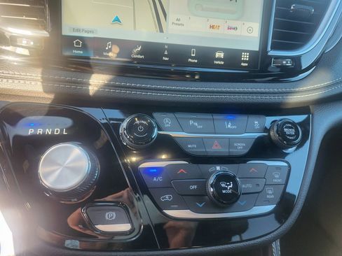 New 2026 Chrysler Pacifica Limited image 13