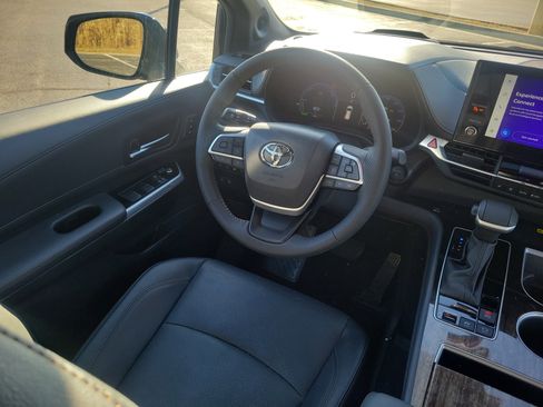 Used 2025 Toyota Sienna Platinum image 12