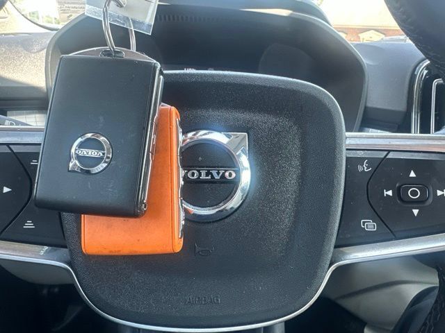 Used 2022 Volvo XC40 T4 Momentum FWD image 36
