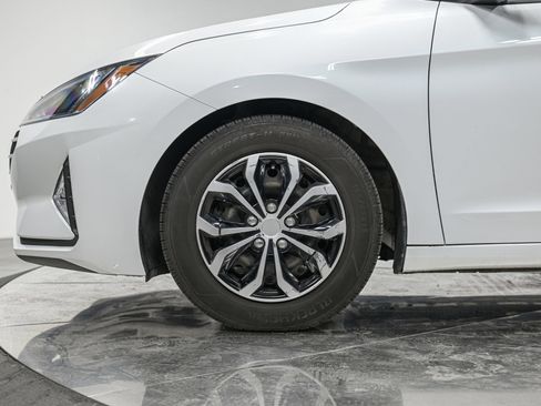 Used 2020 Hyundai Elantra SE FWD image 3