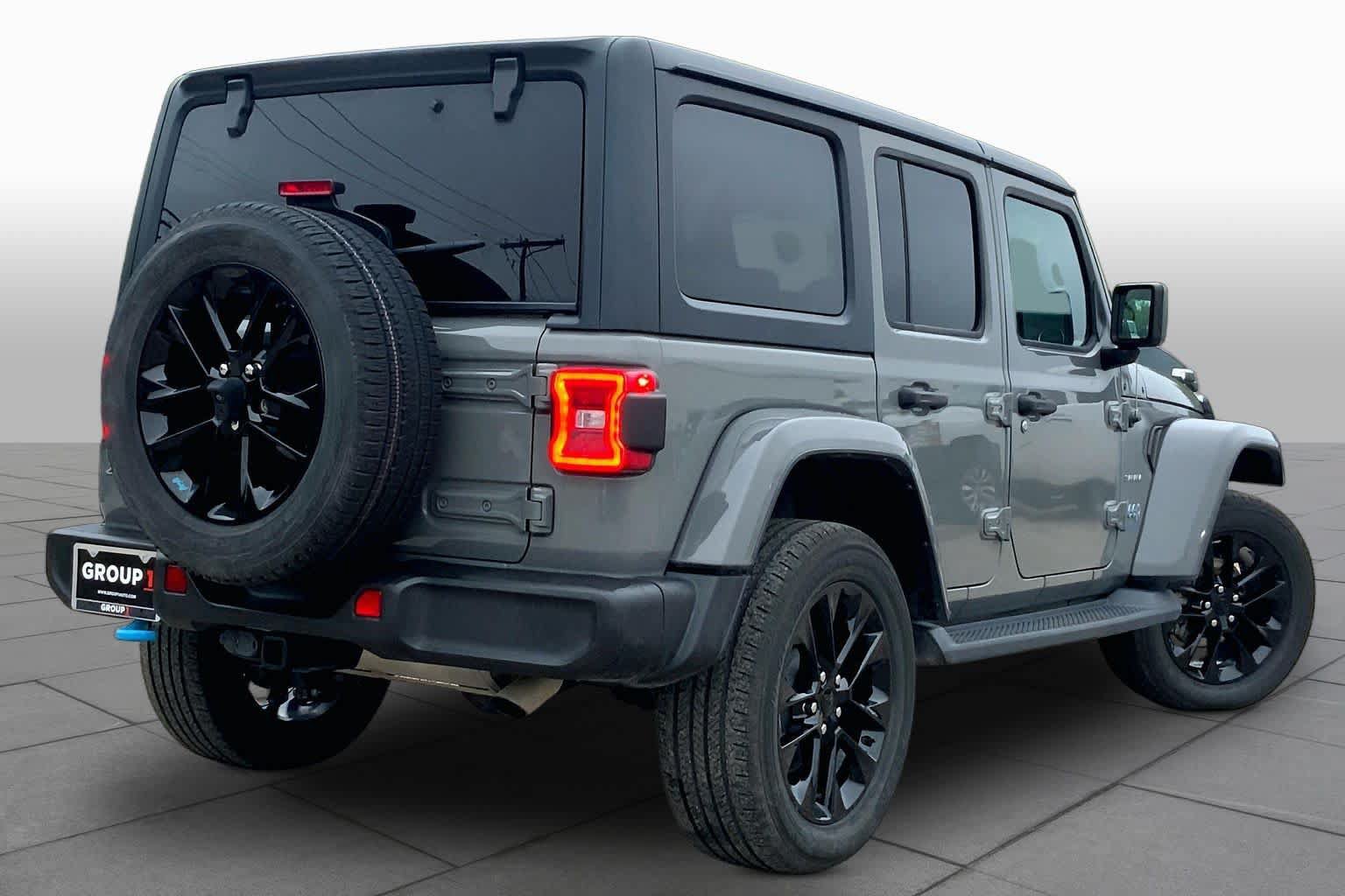 Used 2023 Jeep Wrangler Unlimited Sahara w/ Cold Weather Group AWD/4WD image 13