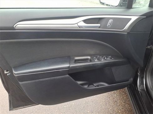 Used 2020 Ford Fusion SE image 8