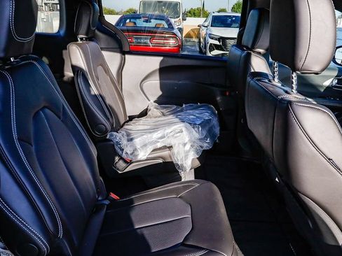New 2027 Chrysler Pacifica Select FWD image 19