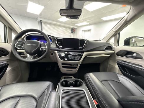 Used 2024 Chrysler Pacifica Touring-L image 10