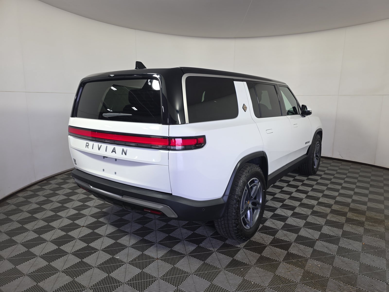 Used 2025 Rivian R1S Adventure Dual AWD/4WD image 5