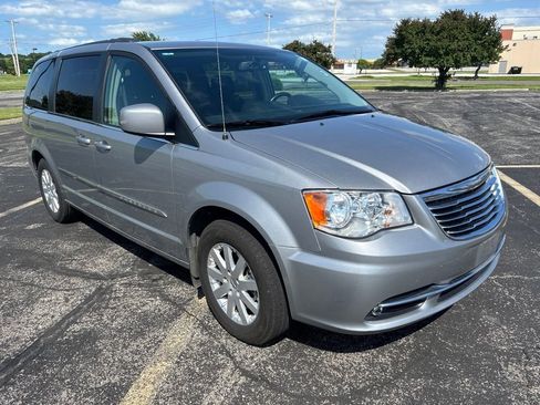 Used 2016 Chrysler Town & Country Touring FWD image 3
